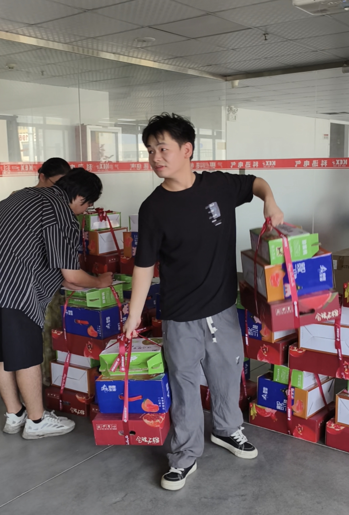 Ar ócáid ​​​​Fhéile an Mheán-Fhómhair, tá boscaí bronntanais fíorálainn ullmhaithe ag Kexun Electric do gach fostaí.