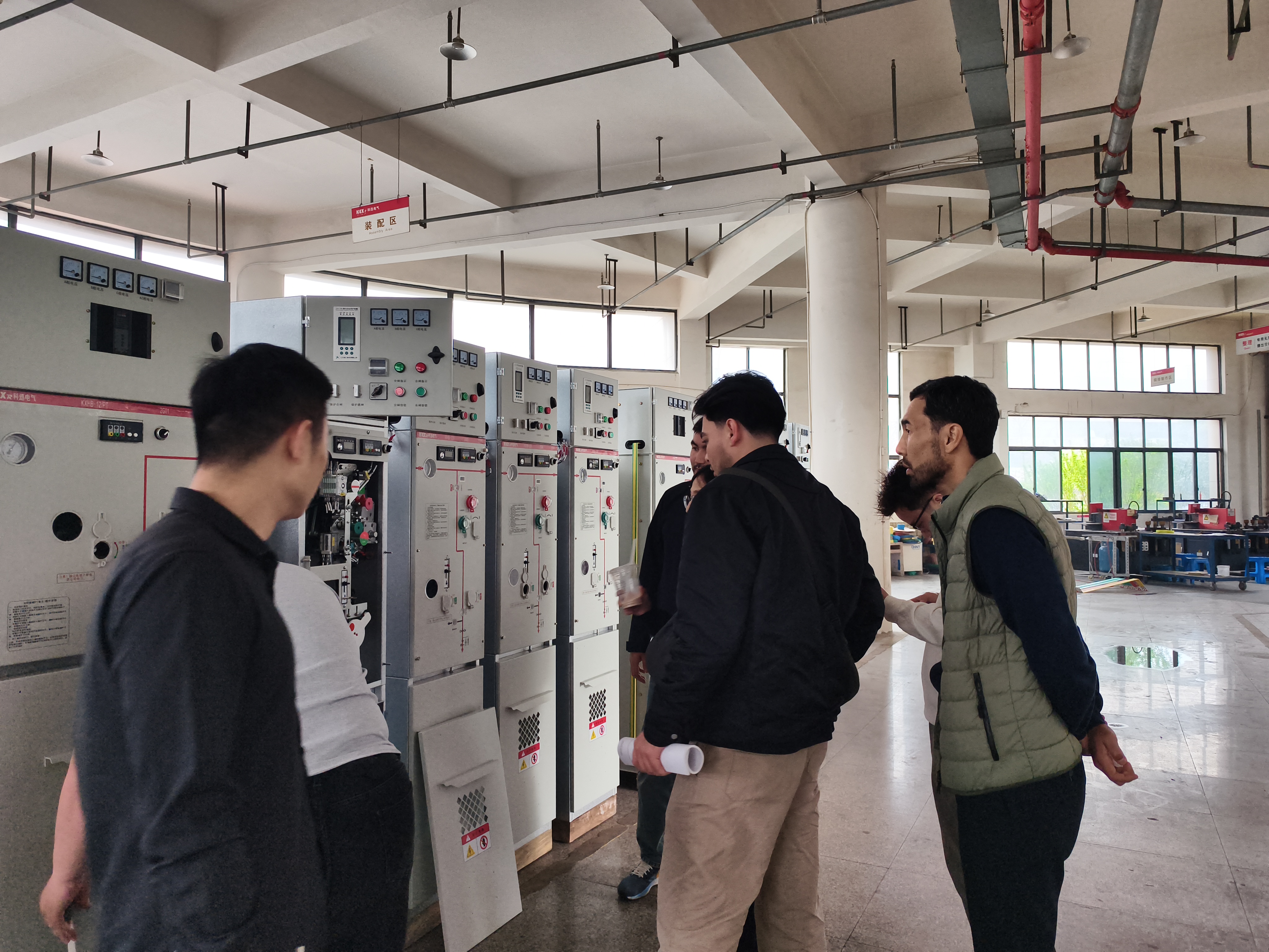 Tugann Cliaint na Casacstáine cuairt ar Bhunáit Déantúsaíochta Trealamh Dáileadh Cumhachta Ardvoltais Kexun Electric